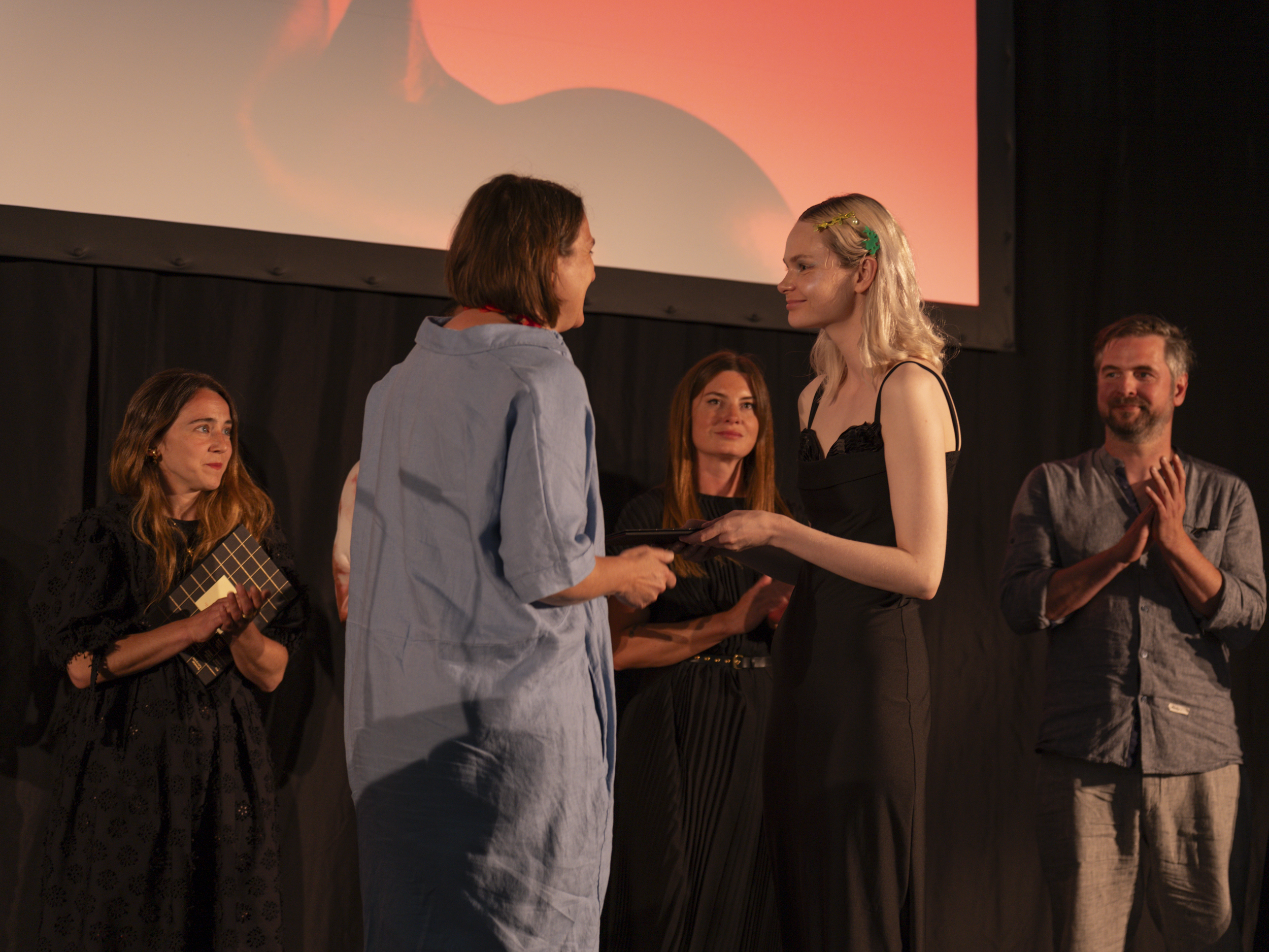 Cécile Feilchenfeldt awarding Anastasia Bull